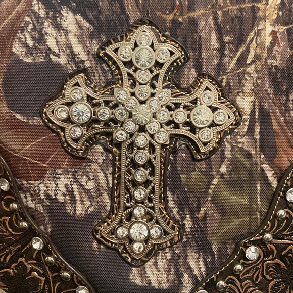 Camouflage crystal cross & studs crossbody nwot 9.5" x 8.75" long strap adj too - Picture 15 of 16